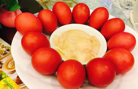 红鸡蛋风俗是为分享喜讯，当人们喜得贵子后才会发红鸡蛋