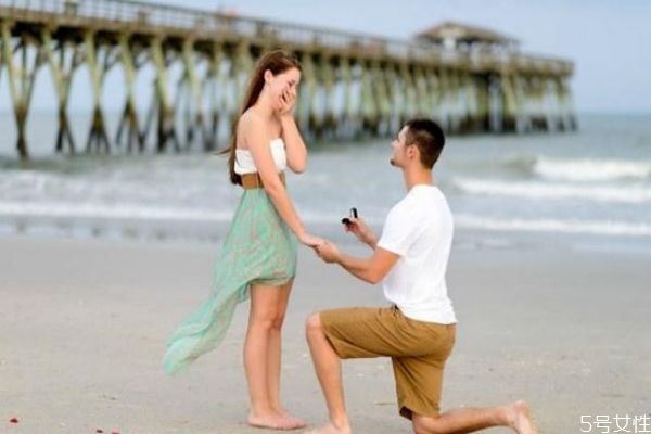 求婚时应该怎样跟女朋友告白 向女朋友求婚的告白词