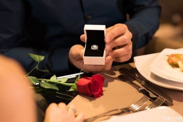 求婚戒指买多少价位的比较好 求婚戒指推荐