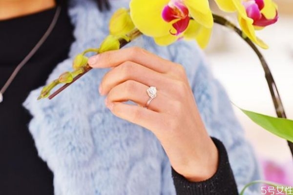 求婚戒指一般戴哪个手指女生 求婚时应注意的事项