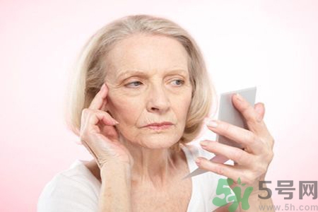 女人开始衰老的症状是什么？女性衰老的原因有哪些？