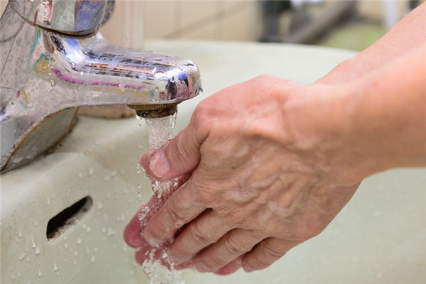 洗手用肥皂好还是清水洗好