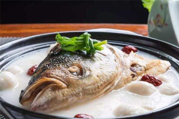 鱼头汤用什么鱼头最好 鱼头汤放什么菜好吃