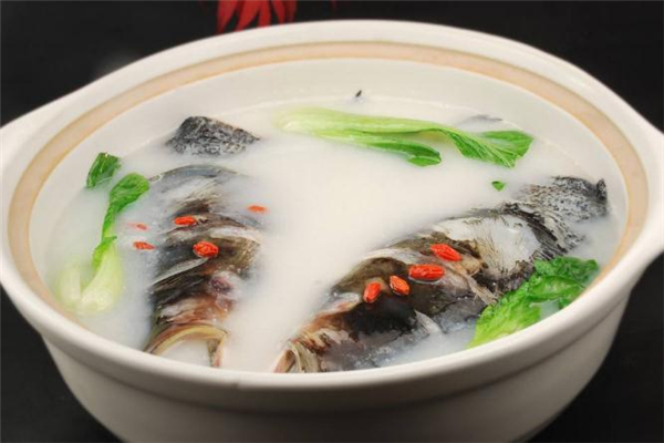 鱼头汤用什么鱼头最好 鱼头汤放什么菜好吃