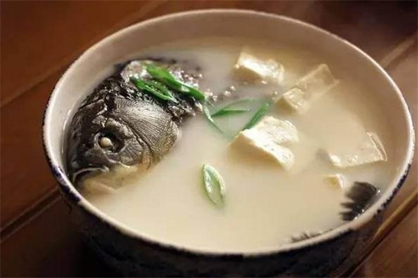 炖鱼头汤用热水还是冷水 炖鱼头汤用什么水比较好