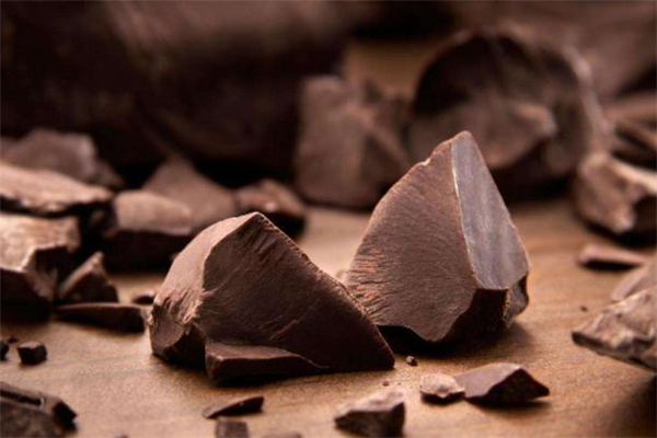 黑巧克力一次可以吃多少 黑巧克力吃多了会怎样