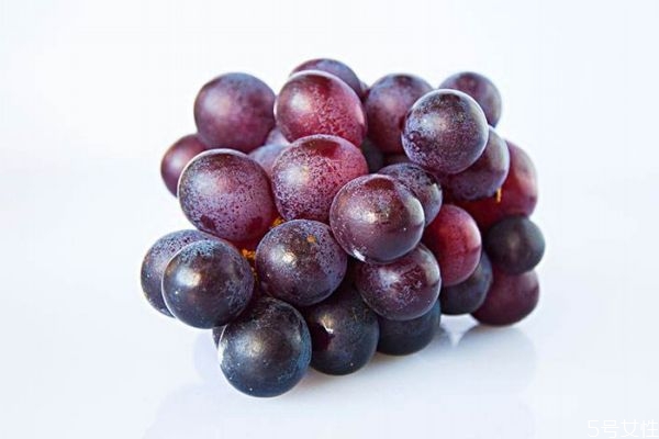 紫葡萄有什么营养价值呢 吃紫葡萄有什么好处呢