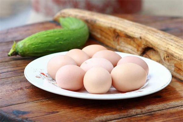 土鸡蛋一天吃几个合适 土鸡蛋可以生吃吗