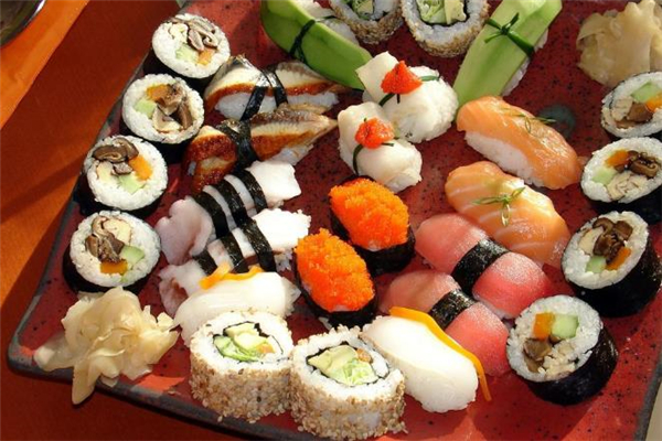 寿司和饭团哪个更容易长胖 一盒寿司热量大概多少