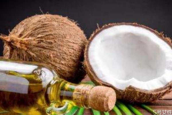 椰子油是从干椰子还是新鲜椰子中提炼出来的 椰子油怎么做