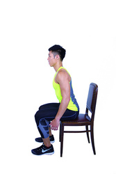 坐椅子深蹲瘦身法 强心肺打造瘦子体质