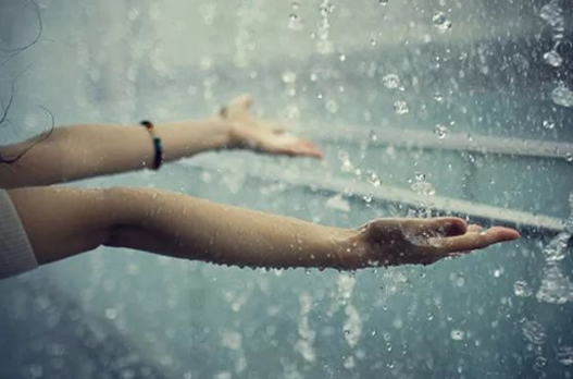 梦见下雨是什么意思 梦见下雨被淋湿是什么征兆